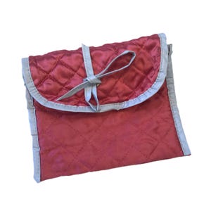Sac pour lingerie rose matelassé vintage | Organiseur de voyage Mid-Century en satin | Pochettes accordéon | Rangement pour bas de bijoux