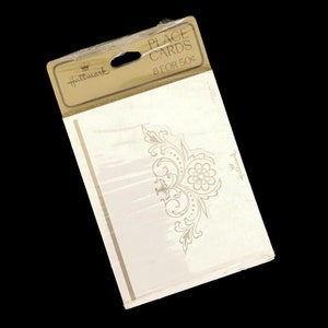 Cartões de lugar Hallmark vintage | Rolagem floral dourada | Design recortado | Cartões de mesa de casamento | Decoração para jantar | Não usado na embalagem