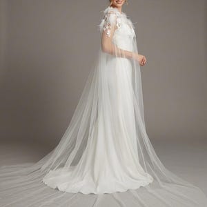 Velo de novia catedral de plumas con capa: Capa nupcial sedosa para los hombros