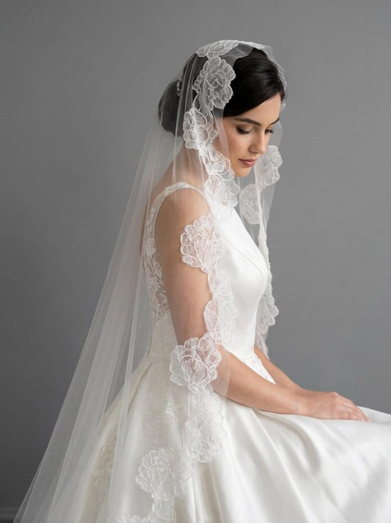 Mantilla Floral Lace Bridal Veil: One Tier Wedding Veil With 