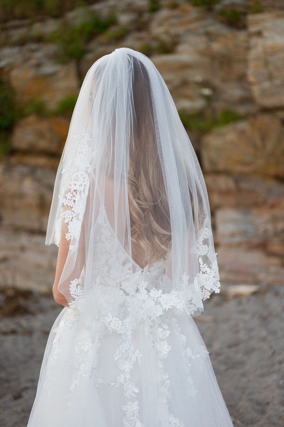 Wedding 2 layer Elbow/Fingertip Veil with Lace Short Tulle Bridal