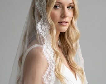 mantilla veil featuring delicate Chantilly lace edge