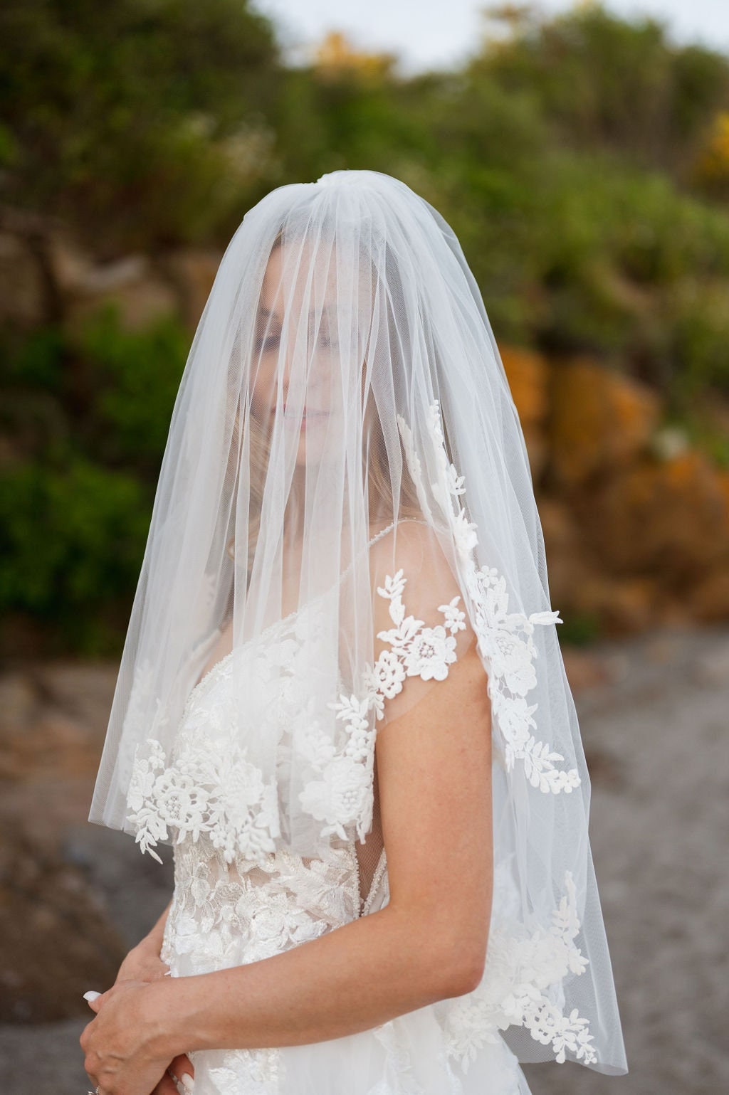 Two Tiers Tulle Bride Elbow Length Wedding Veil with Appliqued Trim –  BestWeddingVeil