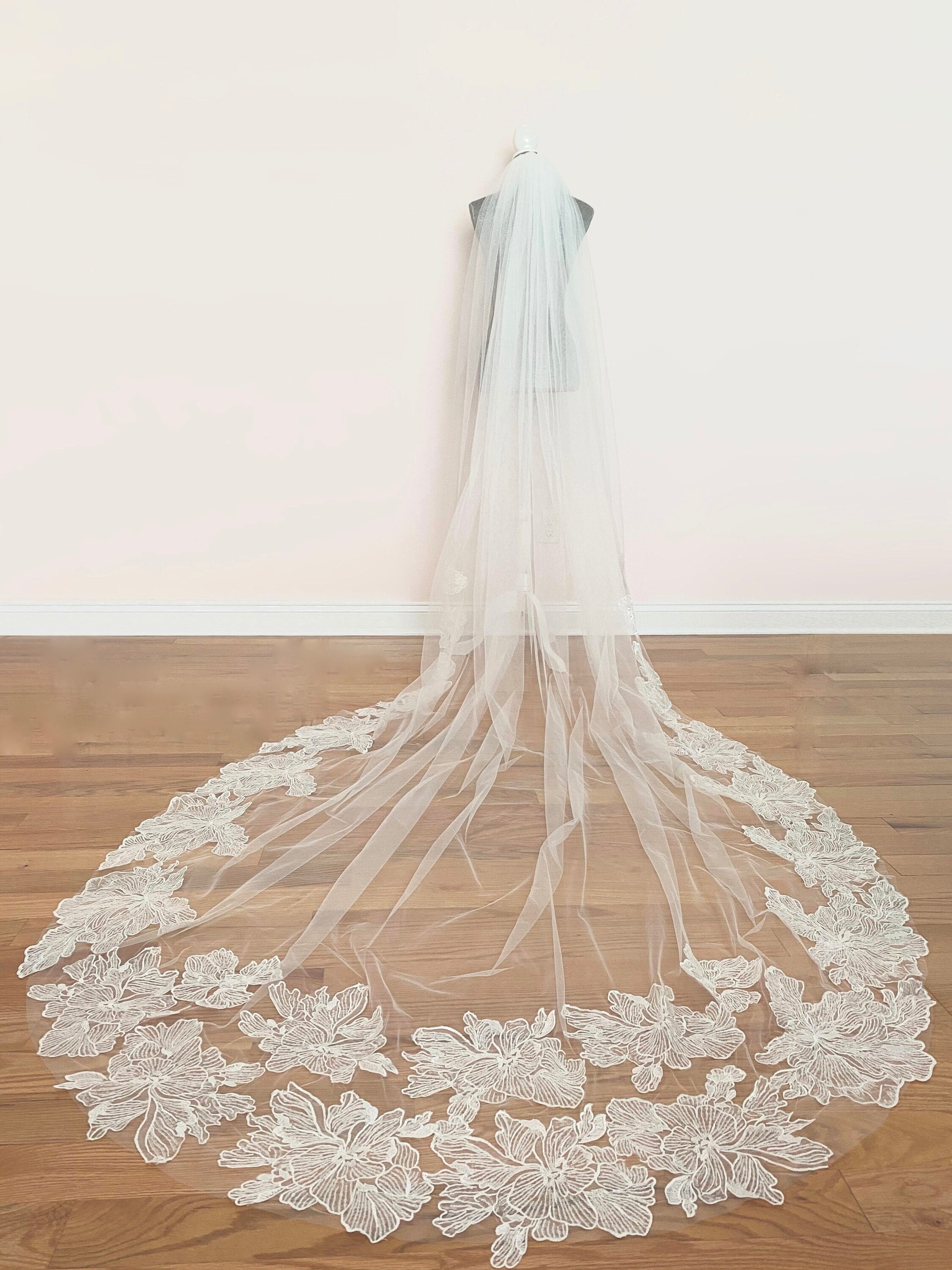 Hudson Floral Appliqué Veil in White Floral Embroidered Lace Bridal Veil 120 main image 3