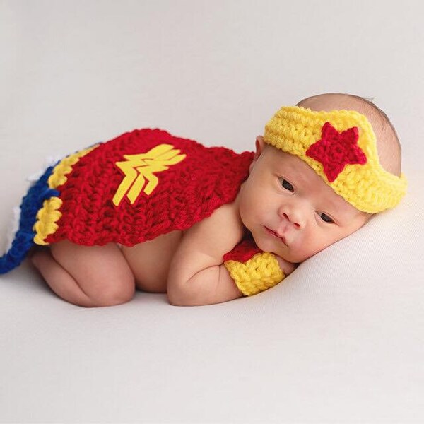 Crochet Woman Super Hero Newborn Photo Prop/Super Heros/Photography Prop/Baby Shower Gifts/Infant Halloween Costume/Super Hero Cape