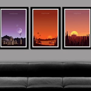 Op de afbeelding: Drie ingelijste Star Wars-filmposters met minimalistische stadsgezichten en zonsondergangen. De posters zijn getiteld "The Phantom Menace", "Attack of the Clones" en "Revenge of the Sith".