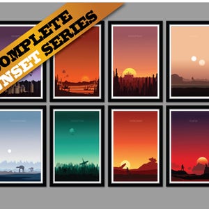 Peut inclure: Un ensemble de 8 affiches minimalistes de films Star Wars représentant des scènes de coucher de soleil de chaque film. Les affiches sont encadrées en noir et portent le titre du film en bas. Le texte "Complete Sunset Series" est affiché sur une bannière jaune en haut de l'image.