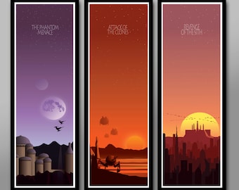 Könnte beinhalten: Drei gerahmte, vertikale Kunstdrucke. Der erste zeigt eine lila und graue Landschaft mit dem Text "THE PHANTOM MENACE". Der zweite hat eine orange und rote Landschaft mit dem Text "ATTACK OF THE CLONES". Der dritte hat eine orange und gelbe Landschaft mit dem Text "REVENGE OF THE SITH".
