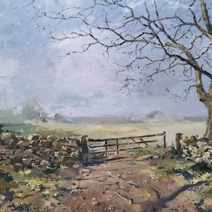 Könnte beinhalten: Ein Gemälde einer ländlichen Landschaft mit einer Steinmauer und einem Holztor. Die Szene spielt an einem bewölkten Tag mit einem nebligen Hintergrund. Das Gemälde ist in einem realistischen Stil mit gedämpften Farben gehalten.