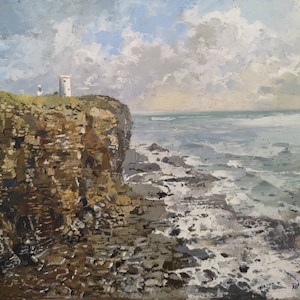 Puede incluir: Una pintura de un faro blanco en un acantilado rocoso con vistas a un océano azul con olas blancas rompiendo en la costa. El cielo es de un azul claro con nubes blancas.