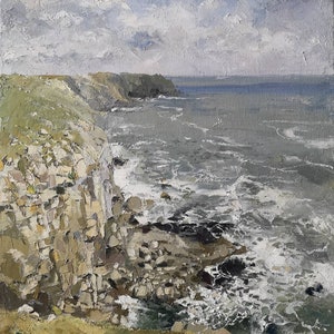 Op de afbeelding: Een schilderij van een rotsachtige klif met uitzicht op een woelige zee met witte schuimkoppen. De lucht is lichtblauw met witte wolken.