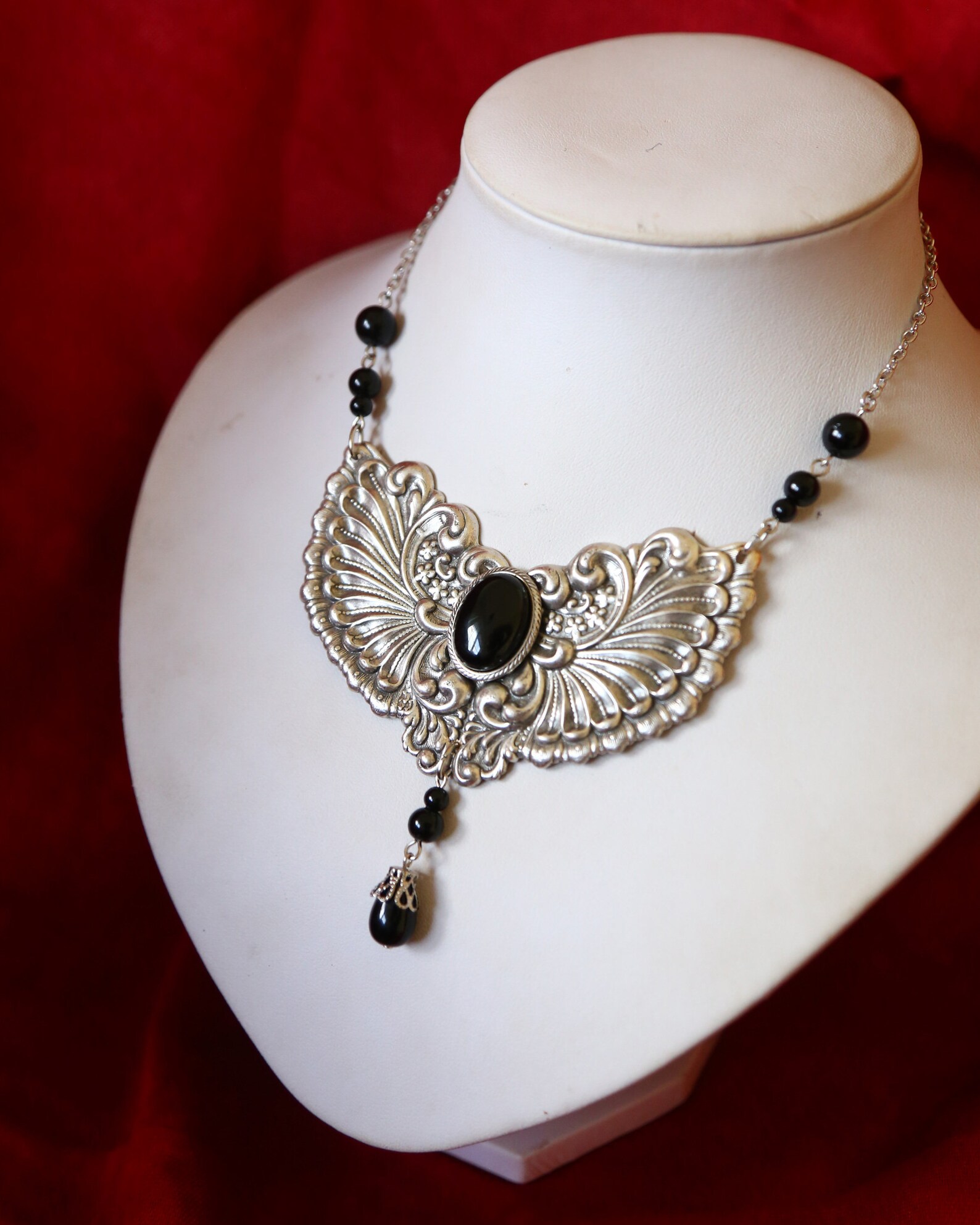 Collana con croce gotica e gemma rossa - Ciondolo crocifisso