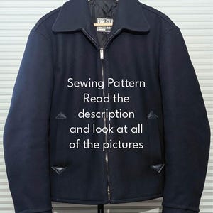 Può includere: Una giacca blu navy con chiusura a zip e ampio colletto è appesa a una gruccia di legno. La giacca ha due tasche anteriori e un'etichetta sul collo. Il testo sulla giacca recita: Sewing Pattern, Read the description and look at all of the pictures.