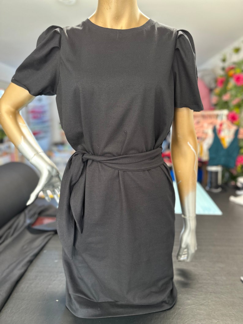 Black dress, plain, puffed sleeve image 3