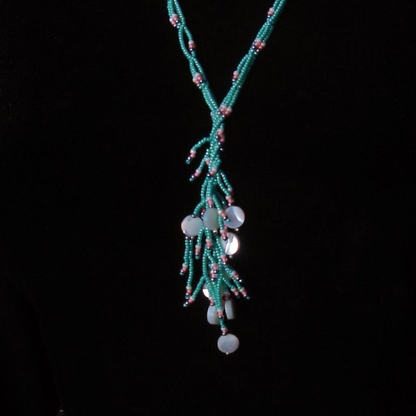 Collier de tissage de perles de graines bleu turquoise avec perles de pêche, d’argent et de nacre et fermoir de perle en argent sterling