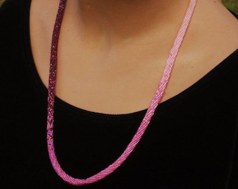 Collar de torsión de cuentas de color rosa sombreado con cierre de plata de ley