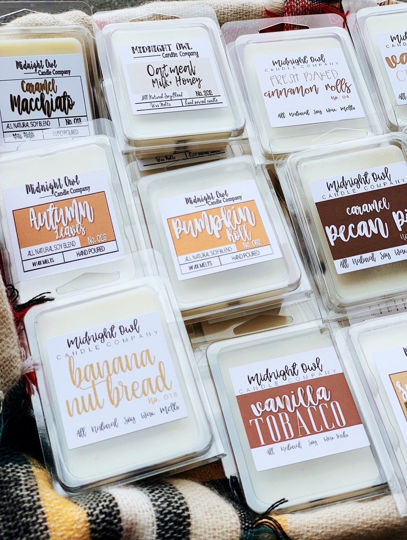 Puede incluir: Una colecci&oacute;n de nueve ceras para fundir en recipientes de pl&aacute;stico transparente con etiquetas. Las etiquetas son blancas con texto negro y presentan diferentes aromas, entre ellos Caramel Macchiato, Leche de avena y miel, Rollos de canela reci&eacute;n horneados, Hojas de oto&ntilde;o, Rollo de calabaza, Pastel de caramelo y nuez de pec&aacute;n, Pan de pl&aacute;tano y nuez, y Tabaco de vainilla. Las ceras para fundir son todas de mezcla de soja natural y hechas a mano.