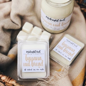 Puede incluir: Un juego de tres ceras para fundir en un recipiente de pl&aacute;stico transparente. Las ceras para fundir est&aacute;n etiquetadas con "Midnight Owl Candle Company, Banana Nut Bread, No. 018, All Natural Soy Wax Melts".