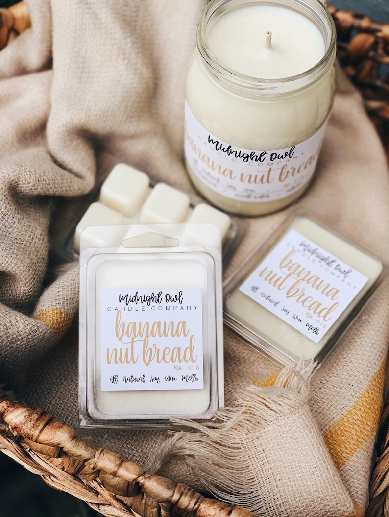 Puede incluir: Un juego de tres ceras para fundir en un recipiente de pl&aacute;stico transparente. Las ceras para fundir est&aacute;n etiquetadas con "Midnight Owl Candle Company, Banana Nut Bread, No. 018, All Natural Soy Wax Melts".
