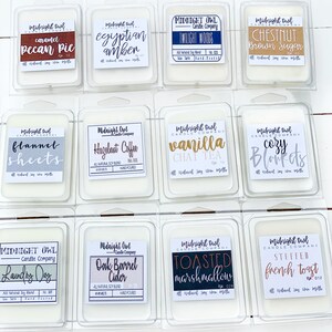Puede incluir: Doce cubos de cera en recipientes de pl&aacute;stico transparente con etiquetas. Las etiquetas tienen un dise&ntilde;o en blanco y negro con el texto "Midnight Owl Candle Company" y el nombre de cada aroma. Los aromas son: Caramel Pecan Pie, Egyptian Amber, Twilight Woods, Chestnut Brown Sugar, Flannel Sheets, Hazelnut Coffee, Vanilla Chai Tea, Cozy Blankets, Laundry Day, Oak Barrel Cider, Toasted Marshmallow, and Stuffed French Toast.