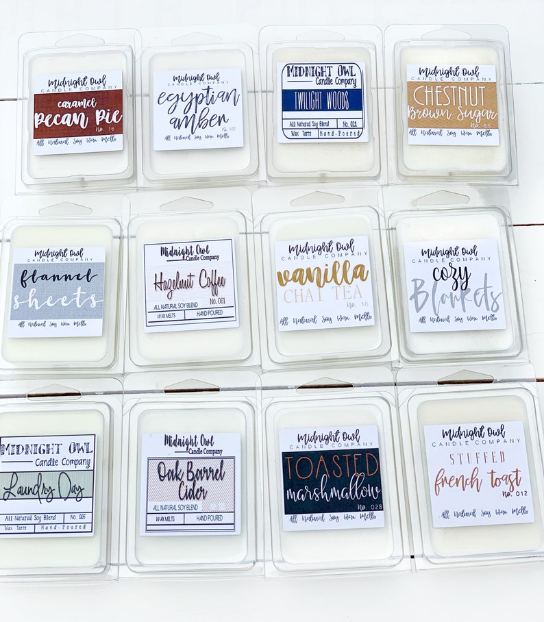 Puede incluir: Doce cubos de cera en recipientes de pl&aacute;stico transparente con etiquetas. Las etiquetas tienen un dise&ntilde;o en blanco y negro con el texto "Midnight Owl Candle Company" y el nombre de cada aroma. Los aromas son: Caramel Pecan Pie, Egyptian Amber, Twilight Woods, Chestnut Brown Sugar, Flannel Sheets, Hazelnut Coffee, Vanilla Chai Tea, Cozy Blankets, Laundry Day, Oak Barrel Cider, Toasted Marshmallow, and Stuffed French Toast.