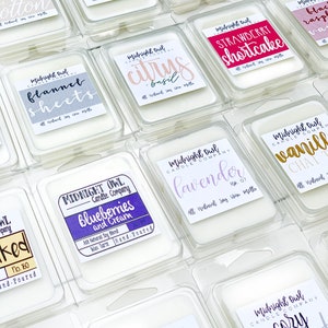 Puede incluir: Surtido de peque&ntilde;os recipientes de cera para fundir transparentes con etiquetas que presentan varios aromas, incluyendo "S&aacute;banas de franela", "T&eacute; de mango y salvia", "Ar&aacute;ndanos y crema", "Chai de vainilla", "Manta acogedora", "Pastel de fresa", "Lavanda", "Albahaca c&iacute;trica" y "&Aacute;mbar egipcio".