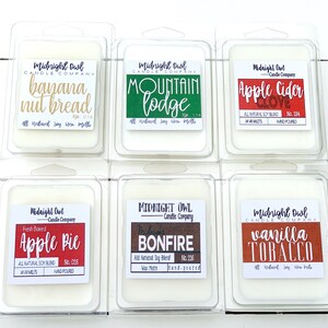 Puede incluir: Seis fundidos de cera en recipientes de pl&aacute;stico transparente con etiquetas. Las fragancias son Pan de Pl&aacute;tano y Nueces, Caba&ntilde;a de Monta&ntilde;a, Manzana y Clavo, Tarta de Manzana Reci&eacute;n Horneada, Fogata y Tabaco Vainilla. Todos est&aacute;n hechos a mano y elaborados con cera de soja totalmente natural.