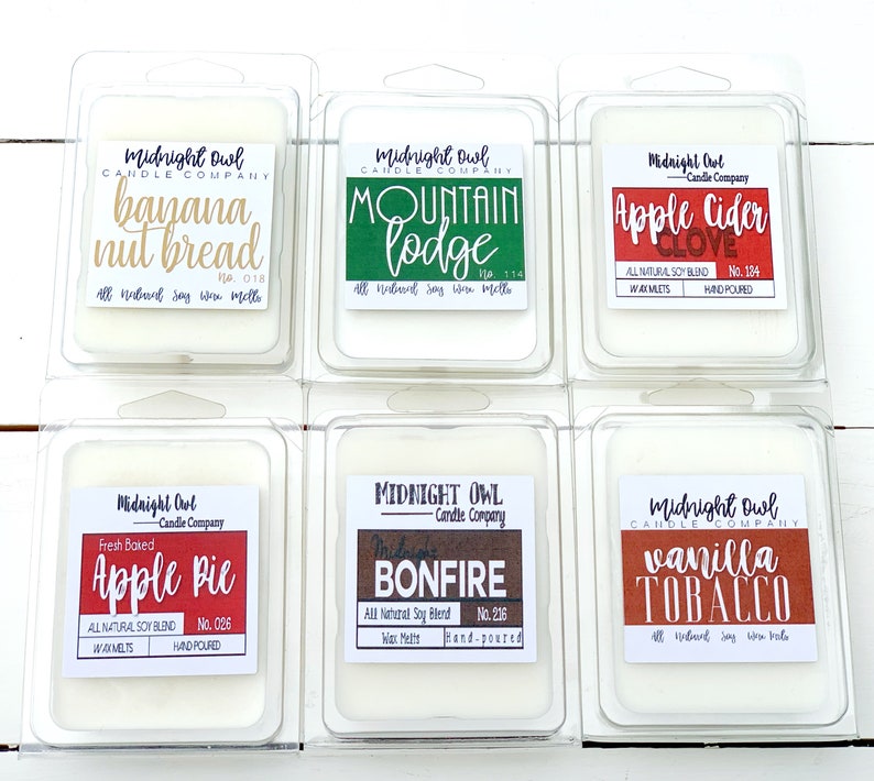 Puede incluir: Seis fundidos de cera en recipientes de pl&aacute;stico transparente con etiquetas. Las fragancias son Pan de Pl&aacute;tano y Nueces, Caba&ntilde;a de Monta&ntilde;a, Manzana y Clavo, Tarta de Manzana Reci&eacute;n Horneada, Fogata y Tabaco Vainilla. Todos est&aacute;n hechos a mano y elaborados con cera de soja totalmente natural.