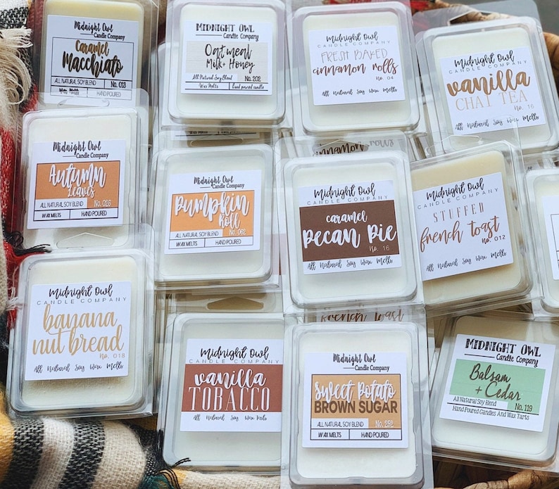 Puede incluir: Una colecci&oacute;n de 12 peque&ntilde;as fundentes de cera cuadradas en recipientes de pl&aacute;stico transparente. Cada recipiente tiene una etiqueta blanca con el nombre del aroma y el logotipo de Midnight Owl Candle Company. Los aromas incluyen Caramel Macchiato, Leche de avena y miel, Rollos de canela reci&eacute;n horneados, T&eacute; chai de vainilla, Hojas de oto&ntilde;o, Rollo de calabaza, Tarta de caramelo y nuez de pec&aacute;n, Tostada francesa rellena, Pan de pl&aacute;tano y nueces, Tabaco de vainilla, Patata dulce con az&uacute;car moreno y B&aacute;lsamo y cedro.