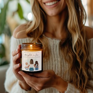 Cadeau personnalisé belle-fille de la belle-mère, cadeau fête des mères pour belle-fille, cadeau d'anniversaire, bougie personnalisée portrait de famille image 2