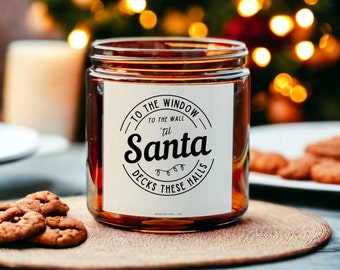 Peut inclure: Un bocal en verre brun avec une étiquette blanche qui dit "To the window to the wall 'til Santa decks these halls".
