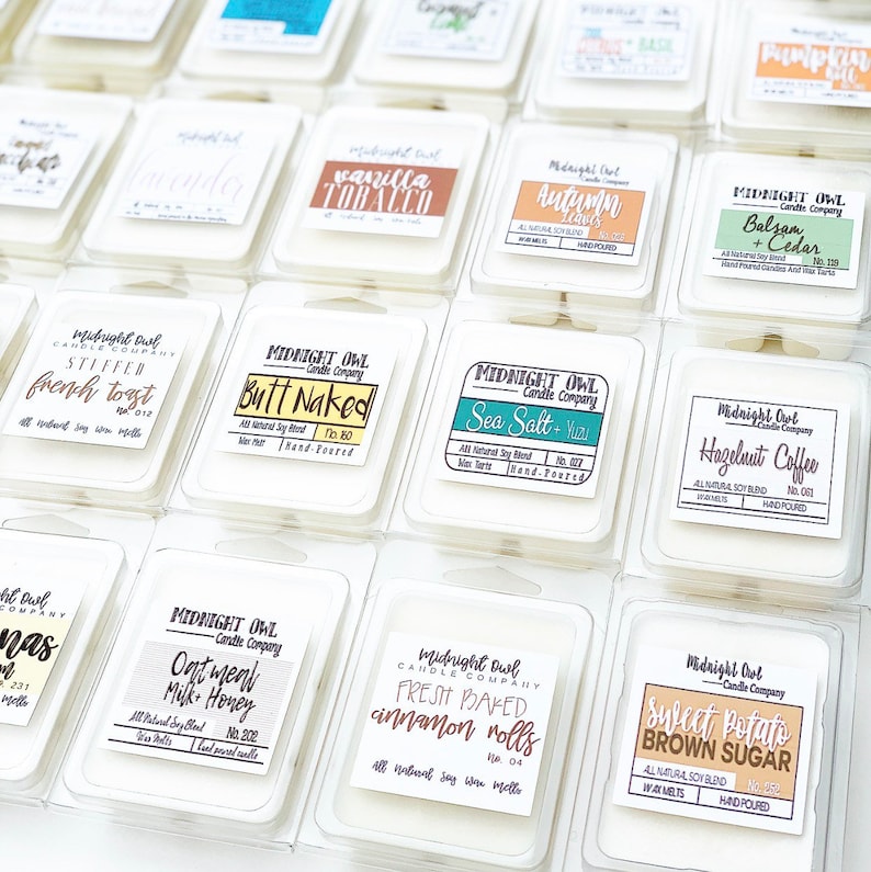 Puede incluir: Una colecci&oacute;n de 12 peque&ntilde;as ceras de soja blancas con varios aromas, incluyendo "Vainilla y Tabaco", "Hojas de Oto&ntilde;o", "B&aacute;lsamo y Cedro", "Tostada Francesa R&iacute;gida", "Desnudo", "Sal Marina y Kiwi", "Caf&eacute; Avellana", "Rollos de Canela", "Avena Leche y Miel", "Boniato Az&uacute;car Moreno", y "Navidad". Cada cera de soja est&aacute; etiquetada con el aroma y un n&uacute;mero.