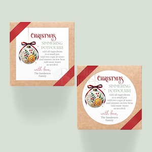 Può includere: Due scatole regalo quadrate con nastro rosso ed etichette natalizie. Le etichette presentano un disegno di ornamento ad acquerello con il testo "Christmas Simmering Potpourri" e istruzioni. Le scatole sono marroni.