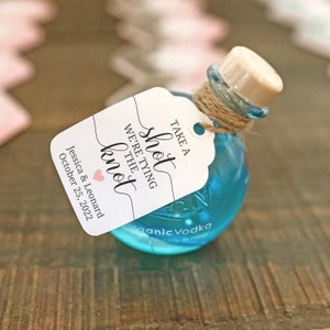 Tags Take a Shot Were Tying the Knot, borrelglaasjes verlovingsfeest, likeur trouwbedankjes