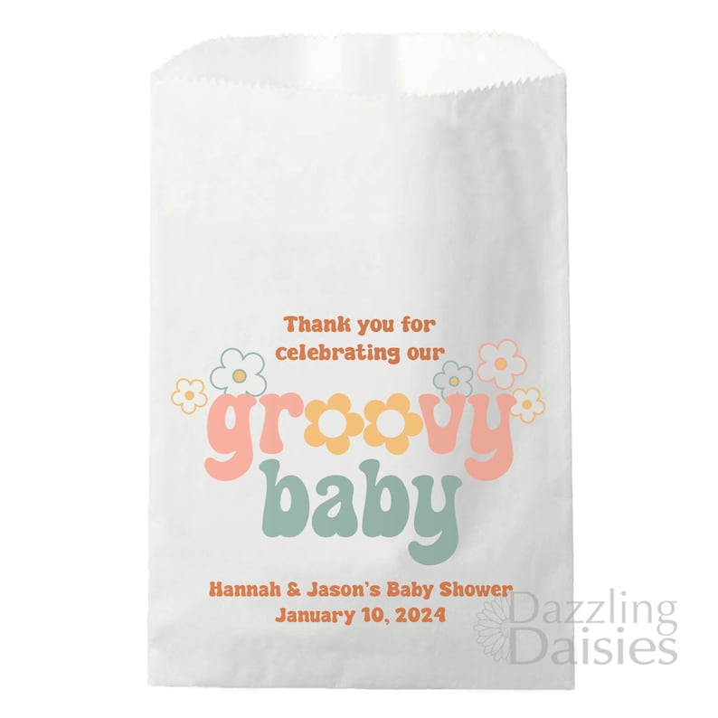 Pode incluir: Um saco de papel branco com um design de beb&ecirc; groovy em rosa, laranja e azul com margaridas brancas. O texto diz "Obrigado por celebrar nosso beb&ecirc; groovy" e "Ch&aacute; de Beb&ecirc; de Hannah & Jason 10 de janeiro de 2024" com o logotipo "Dazzling Daisies".