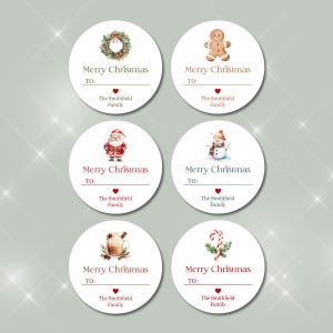 Peut inclure: Six étiquettes cadeaux de Noël rondes et blanches avec des illustrations à l'aquarelle. Chaque étiquette porte le texte "Merry Christmas" et "TO:" avec un espace pour un nom, et "The Smithfield Family." Les illustrations incluent une couronne, un bonhomme en pain d'épices, le Père Noël, un bonhomme de neige, du chocolat chaud et une canne en bonbon.