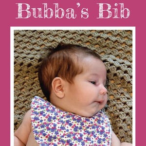 Könnte beinhalten: Ein druckbares PDF-Nähmuster für ein Baby-Lätzchen. Das Lätzchen ist aus weißem Stoff mit einem Blumendruck in Rosa-, Lila- und Blautönen. Das Lätzchen wird auf einem Baby gezeigt, das auf einer gehäkelten Decke liegt.