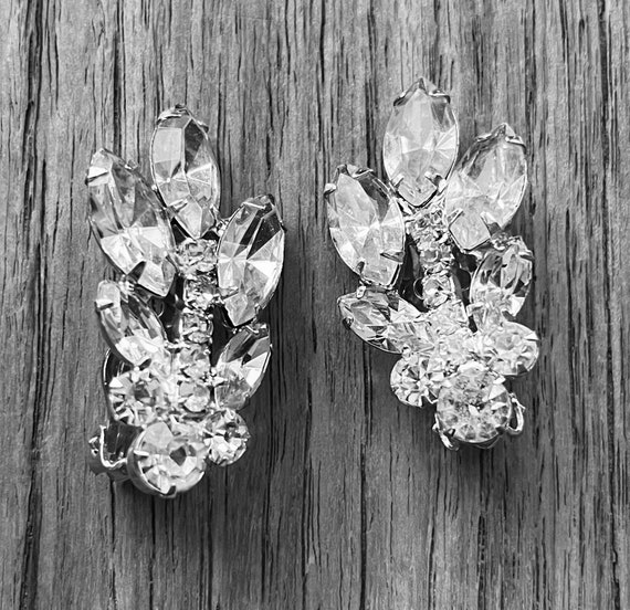 Brilliant 1950s Clip on Rhinestone Earrings - image 9