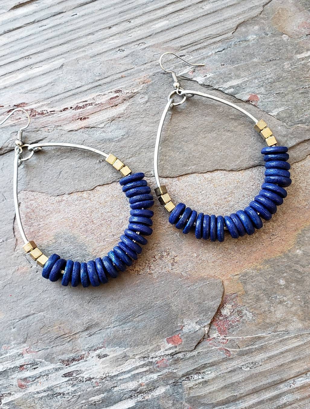 Pendientes de aro de acero con cuentas de madera pendientes | Etsy