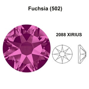 Può includere: Un singolo strass di cristallo di colore fucsia con un motivo a faccette a forma di stella. Lo strass è etichettato "2088 XIRIUS" e "Fuchsia (502)".