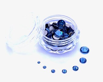 144 pcs - Bleu jean (266) Nail art cristal Swarovski 2058/2088, dos plat, tailles variées assorties 2 mm-6 mm bleu marine * Avec étui de rangement