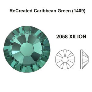 Può includere: Un cristallo rotondo sfaccettato color verde Caraibi con il testo ReCreated Caribbean Green (1409) e 2058 XILION. L'immagine include una vista dall'alto del cristallo verde accanto a un disegno al tratto in bianco e nero che ne mostra il profilo.