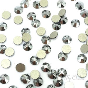 May include: A scattering of silver-toned rhinestones with flat backs, ideal for crafting and embellishing projects.