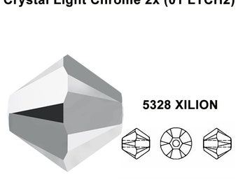 Op de afbeelding: Een enkele, heldere kristal Light Chrome 2x (01 LTCH2) Xilion kraal, maat 5328, met een puntige, gefacetteerde vorm. De kraal wordt van de zijkant en van bovenaf getoond, met een close-up van de facetten.