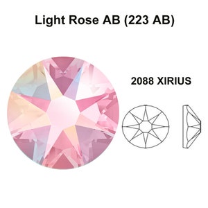Pode incluir: Um cristal de imitação rosa claro AB (223 AB) com um padrão de facetas em forma de estrela. O cristal de imitação é 2088 Xirius.