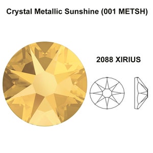Peut inclure: Gros plan sur un strass rond jaune doré unique avec un motif de facettes en forme d'étoile. Le cristal est étiqueté "2088 XIRIUS" et "Crystal Metallic Sunshine (001 METSH)".