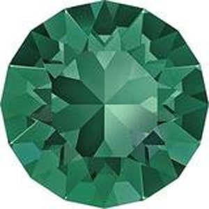 Op de afbeelding: Een ronde, gefacetteerde, groene edelsteen met een hoge glans.