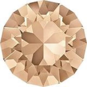 Op de afbeelding: Een ronde, gefacetteerde, lichtbruine edelsteen.