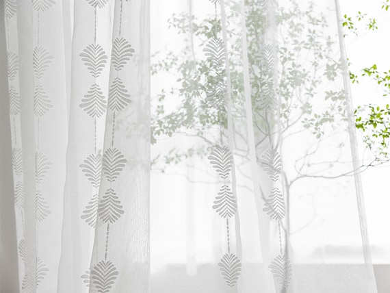 MYSTIC-HOME Cortinas traslúcidas blancas de 95 pulgadas con patrón de ramas  bordadas, cortinas de gasa con bolsillo para barra, para sala de estar