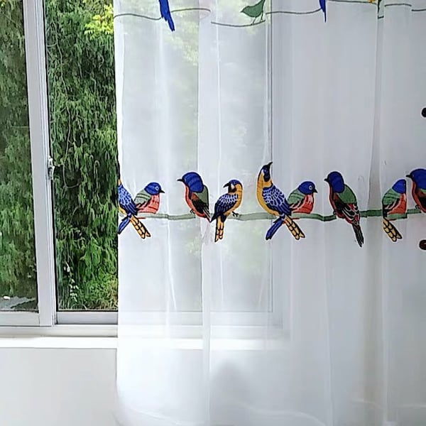 Un par de cortinas transparentes personalizadas hechas a pedido de hasta 104"L, bordado de pájaros en un transparente blanco suave.